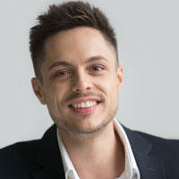 empresario feliz sonriendo la camara